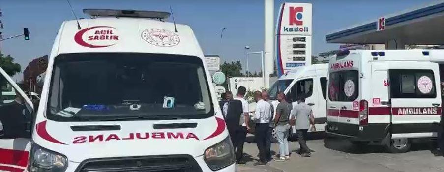 İşçi servis minibüsü, kamyona arkadan çarptı: 11 yaralı