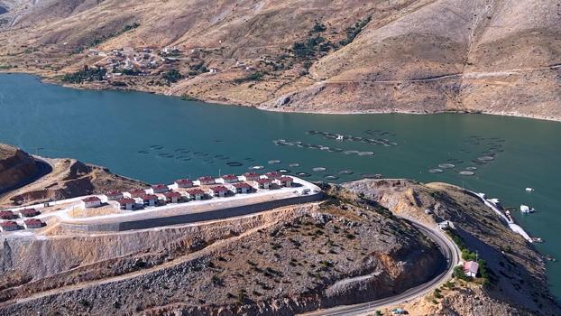 Bakan Kurum, Adıyaman'da inşa edilen köy evlerini paylaştı