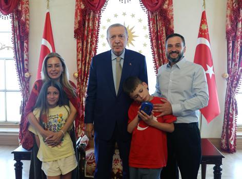Cumhurbaşkanı Erdoğan, ‘Nefret Etme, Kek Yap’ kampanyasıyla tanınan otizmli Joshua Harris’i kabul etti