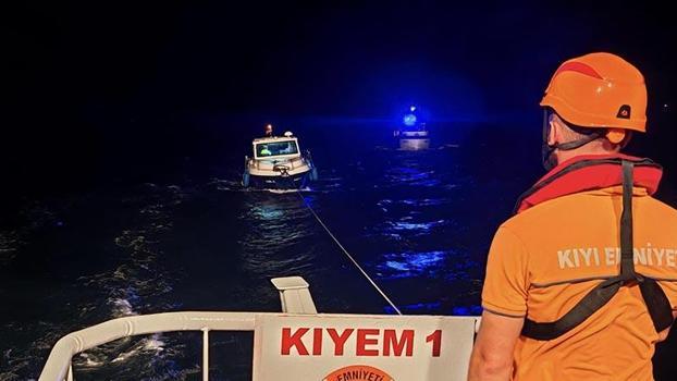 Çanakkale'de sürüklenen tekne kurtarıldı