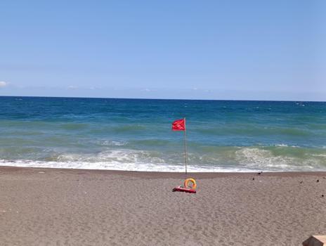 Akçakoca’da olumsuz hava şartları nedeniyle denize girmek yasaklandı