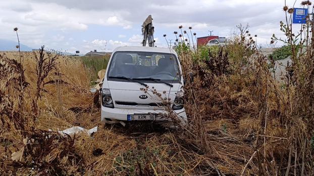 Lastiği patlayan kamyonet, tarlaya uçtu; 1 yaralı