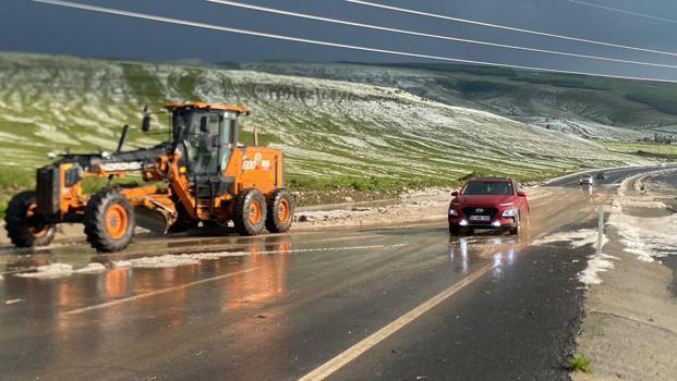 Ardahan-Göle yolu dolu nedeniyle geçici süre ulaşıma kapandı