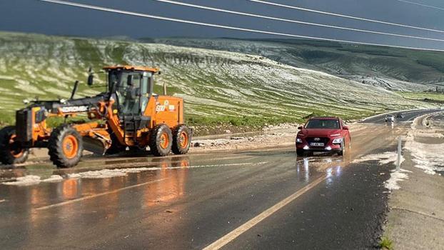Ardahan-Göle yolu dolu nedeniyle geçici süre ulaşıma kapandı