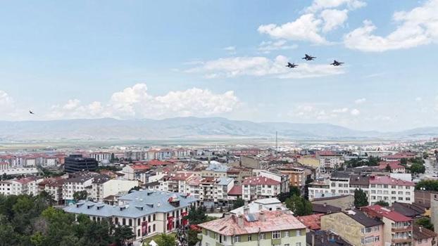 Hava Kuvvetlerinden Erzurum Kongresi'nin yıl dönümüne özel selamlama uçuşu