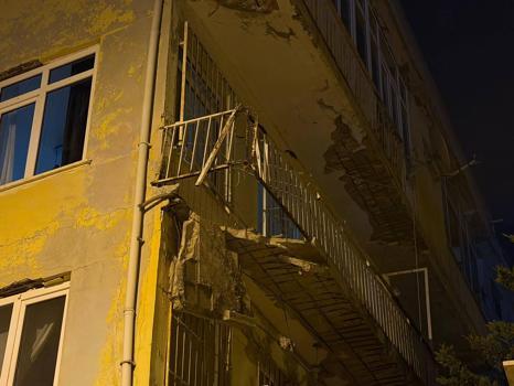 Üsküdar’da balkonunda kısmi çökme meydana gelen 4 katlı bina mühürlendi