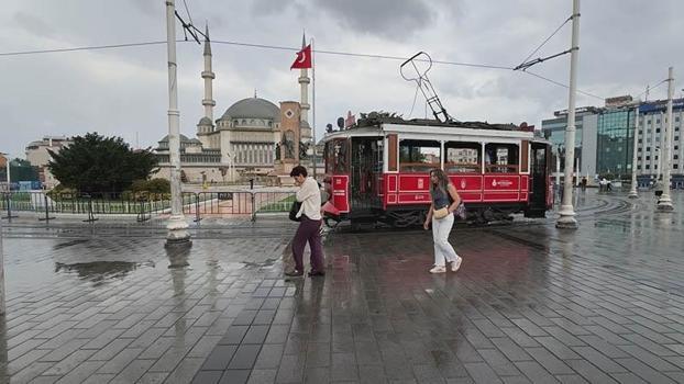 Taksim'de yağış etkili oluyor