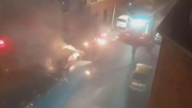 Fatih'te park halindeki otomobili tiner dökerek yaktı; 42 suç kaydı bulunan şüpheli yakalandı