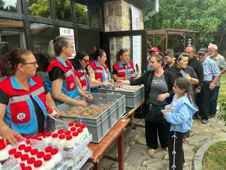 Edirne’de ‘Paylaşmanın Bereketi Gönül Sofrası’ projesi kapsamında vatandaşlara ikram yapıldı
