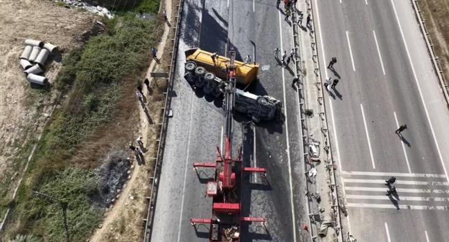 Çekmeköy’de hafriyat kamyonu takla attı; şoför ağır yaralandı