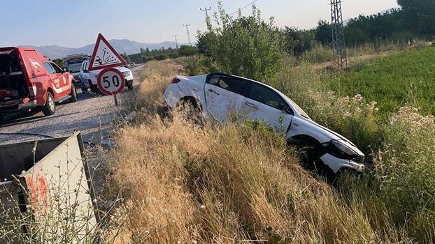 Malatya'da kamyonet ile otomobil çarpıştı: 3 yaralı