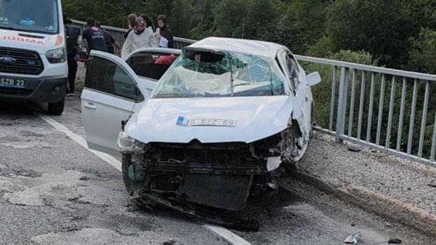 Bursa'da otomobil köprü üzerindeki bariyerlere çarptı: 5 yaralı