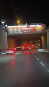 Makas atarak ilerleyen lüks otomobil, başka bir araca çarpıp kaçtı; o anlar kamerada