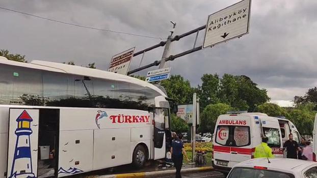Eyüpsultan'da yolcu otobüsü otomobile çarptı; yaralılar var