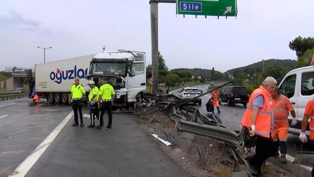 Pendik Tem Otoyolu’nda şoförün kontrolünü kaybettiği TIR bariyerlere çarptı