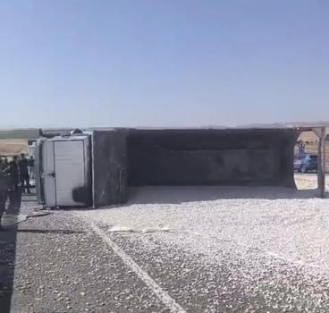 Diyarbakır’da çakıl yüklü kamyon devrildi: 1 yaralı