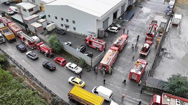 Kemerburgaz'da kimyasal maddelerin tepkimeye girdiği belirtilen fabrika tahliye edildi
