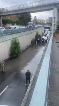 Güngören’de alt geçidi su bastı, araç kuyruğu oluştu