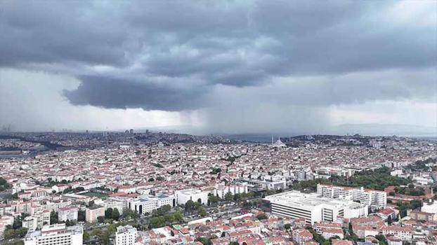 İstanbul'da gökyüzü kara bulutla kaplandı