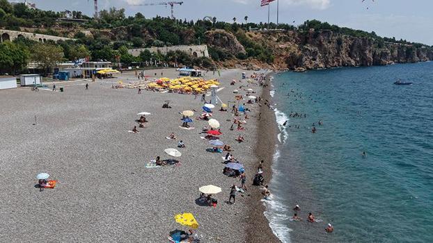 Antalya'da az bulutlu havada sahiller doldu