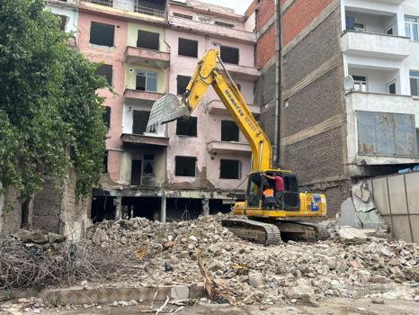 Depremde hasar gören binalar yıkılıyor