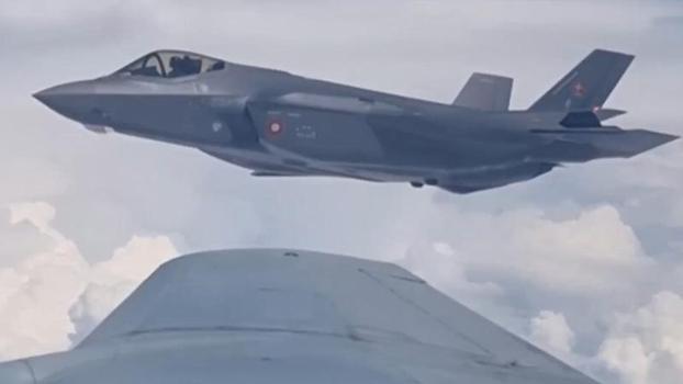 Danimarka'nın F-35 uçağına havada yakıt ikmali