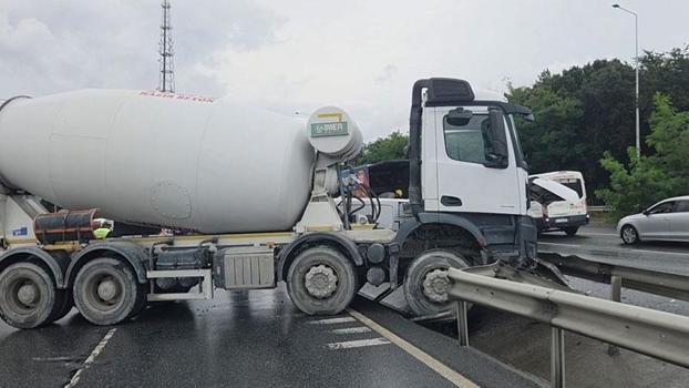Arnavutköy'de beton mikseri hafif ticari araca çarptı: 2 yaralı