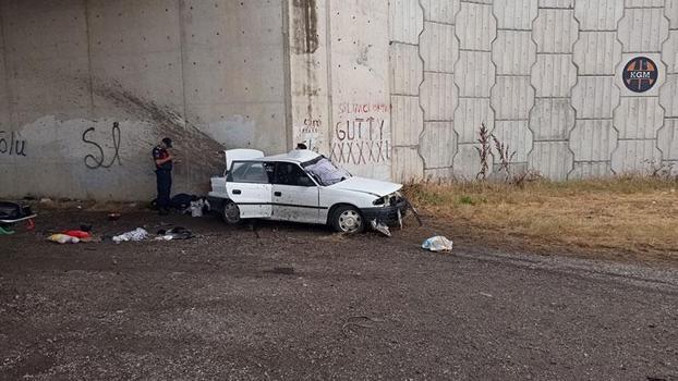 Bursa'da otomobil köprü altındaki beton duvara çarptı: 3 ölü 2 yaralı