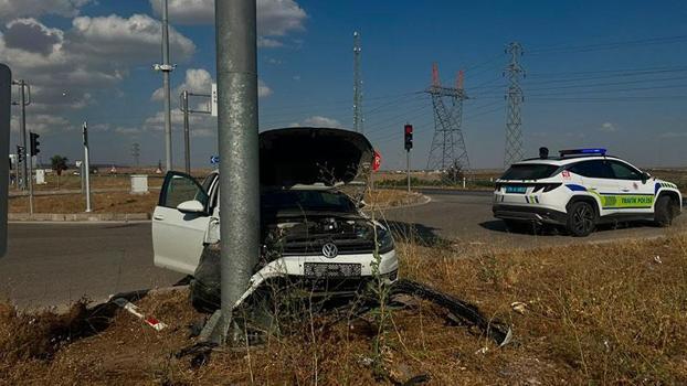 Kilis'te kontrolden çıkan otomobil yön tabelasına çarptı: 2 yaralı