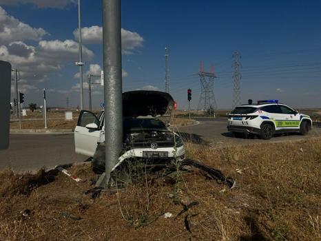 Kilis'te kontrolden çıkan otomobil yön tabelasına çarptı: 2 yaralı