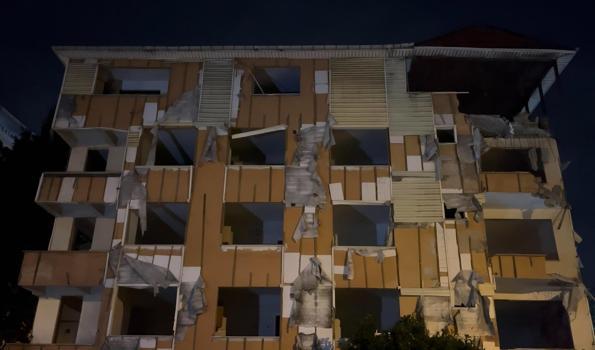 Kartal'da tahliye edilen 5 katlı binanın balkonları ve duvarı çöktü