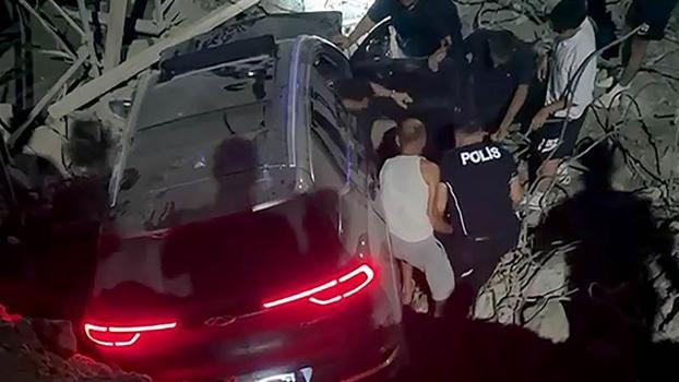 Cip, yapımı süren köprüden düÅŸtü: 2 yaralı