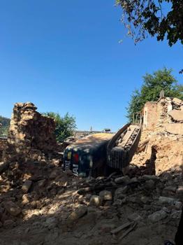 Gercüş’te, metruk evin yıkımı sırasında iş makinesi devrildi