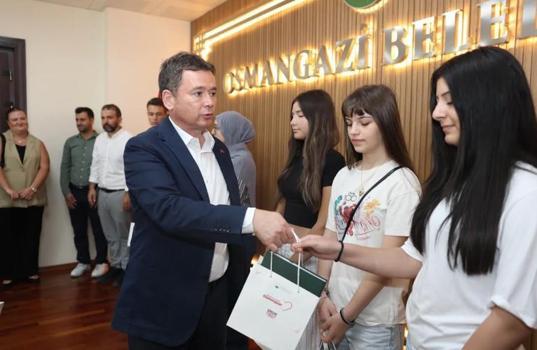 Ücretsiz LGS kurslarının başarılı öğrencileri Osmangazi Belediye Başkanı ile buluştu
