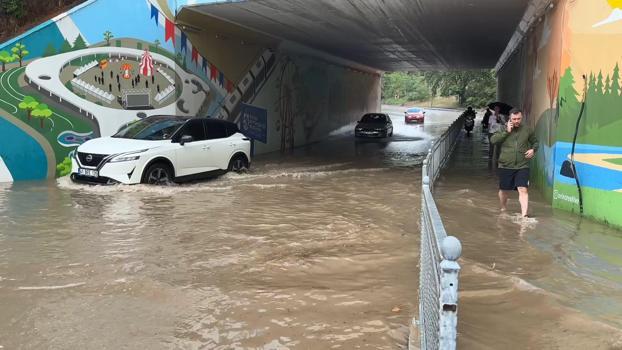 Kocaeli'de sağanak; alt geçit suyla doldu