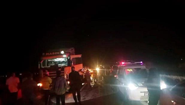 Niğde- Kayseri yolunda traktörle çarpışan kamyonet alev aldı: 3 yaralı