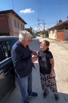 Yolunu şaşıran oyuncu Erdal Özyağcılar’a yolu tarif edip, mavi yumurta verdi
