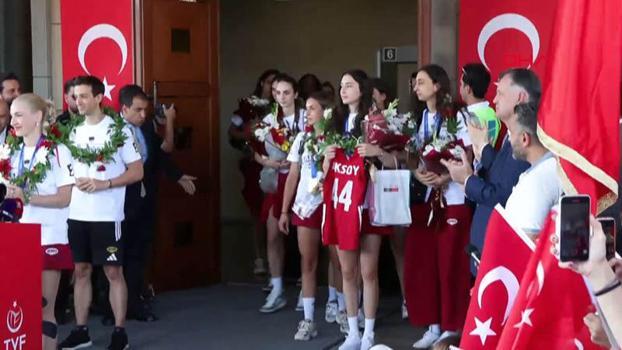Milletler Ligi şampiyonu Filenin Sultanları yurda döndü