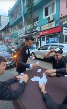 Harçlık için gelin arabasının önünü kesip, yolun ortasında iskambil oynadılar