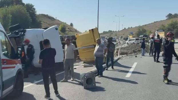 Eyüpsultan'da hafriyat kamyonu devrildi: 2 yaralı