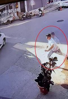 Husumetlisi tarafından sokak ortasında tabancayla bacağından vuruldu; o anlar kamerada (2)
