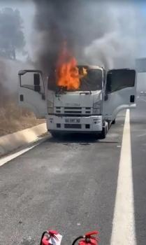 Kamyonette çıkan yangın otluk alana sıçradı