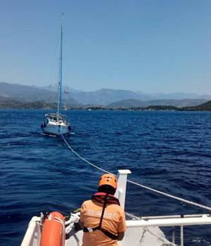 Muğla'da makine arızası nedeniyle sürüklenen tekne kurtarıldı