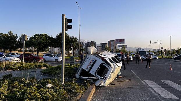 Kayseri’de otomobil ile hafif ticari araç çarpıştı: 4 yaralı