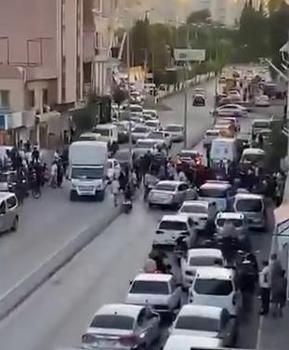 Adana'da husumetlilerin silahlı kavgasında yoldan geçen genç vurularak öldü