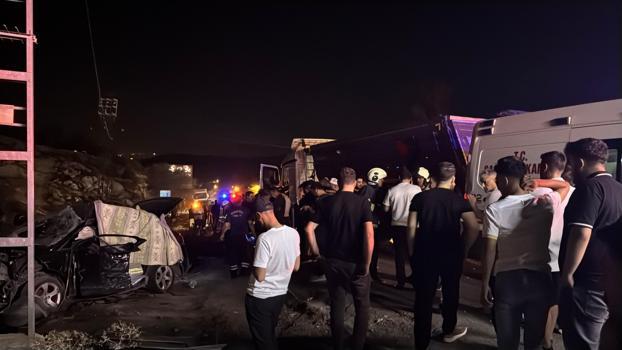 Mardin'de otomobil ile kamyon çarpıştı: 2 ölü, 6 yaralı