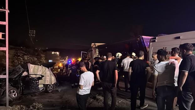 Mardin'de otomobil ile kamyonun çarpıştığı kazada ölü sayısı 3'e yükseldi