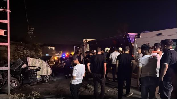 Mardin'de otomobil ile kamyonun çarpıştığı kazada ölü sayısı 3'e yükseldi