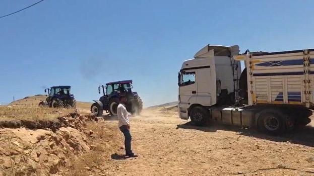 Mardin’de, toprak yolda mahsur kalan TIR kurtarıldı