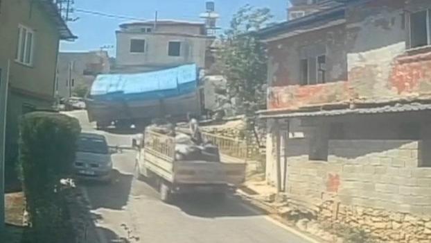 Hatay'da inşaat malzemesi yüklü kamyonun devrilme anı kamerada